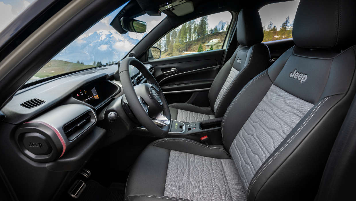 Передні сидіння у салоні Jeep Avenger 4xe Hybrid