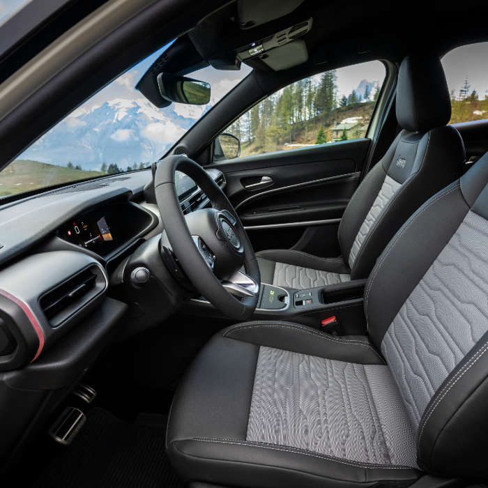 Передні сидіння у салоні Jeep Avenger 4xe Hybrid