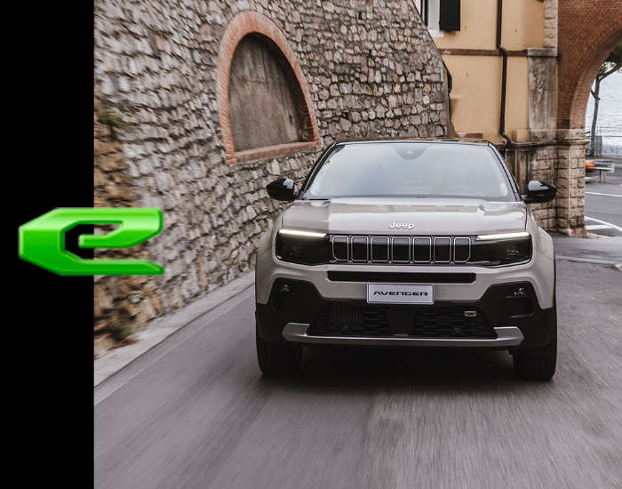 Гібрид Jeep Avenger, вигляд спереду