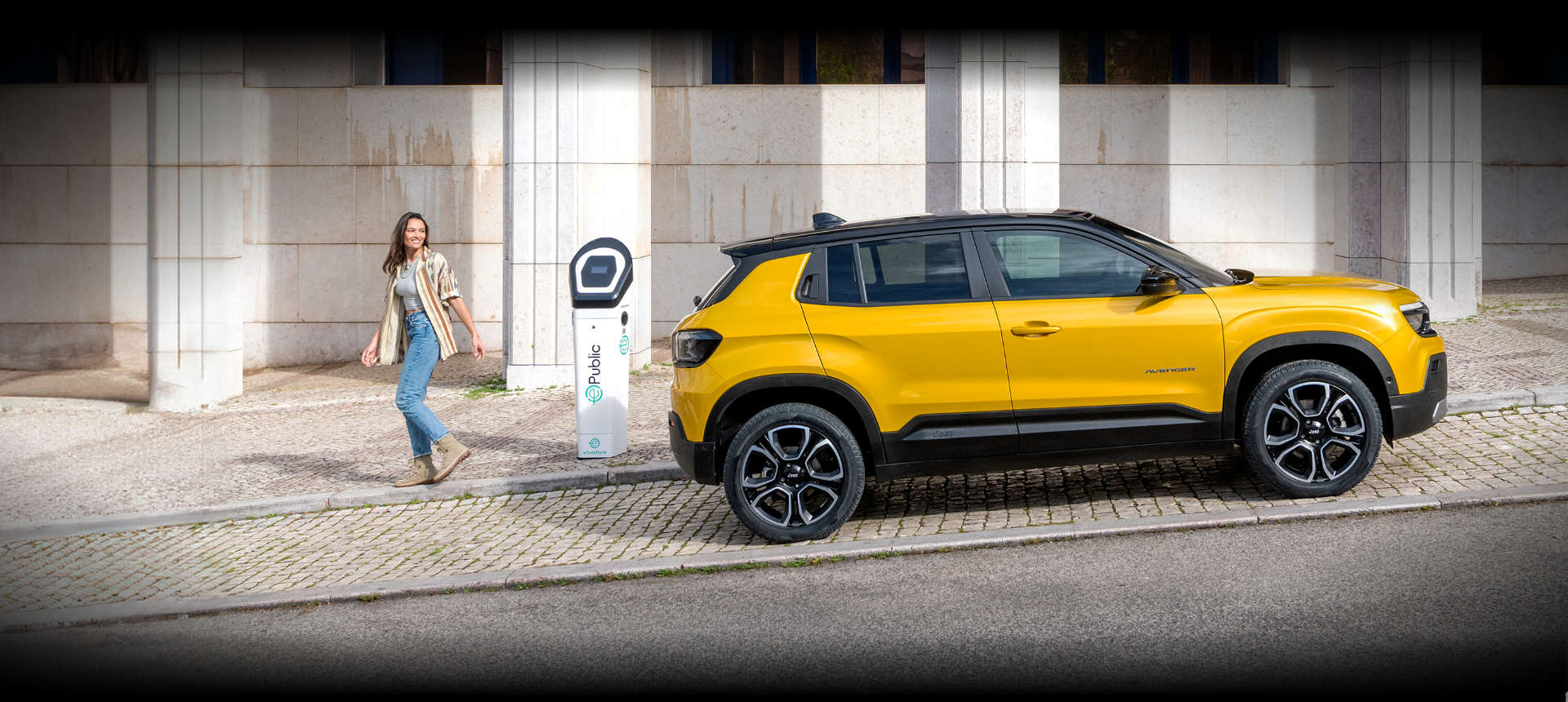 Jeep Avenger заряджається на зарядній станції у місті