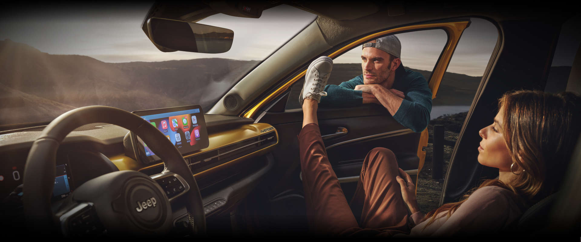 Jeep Avenger, дівчина відпочиває у салоні