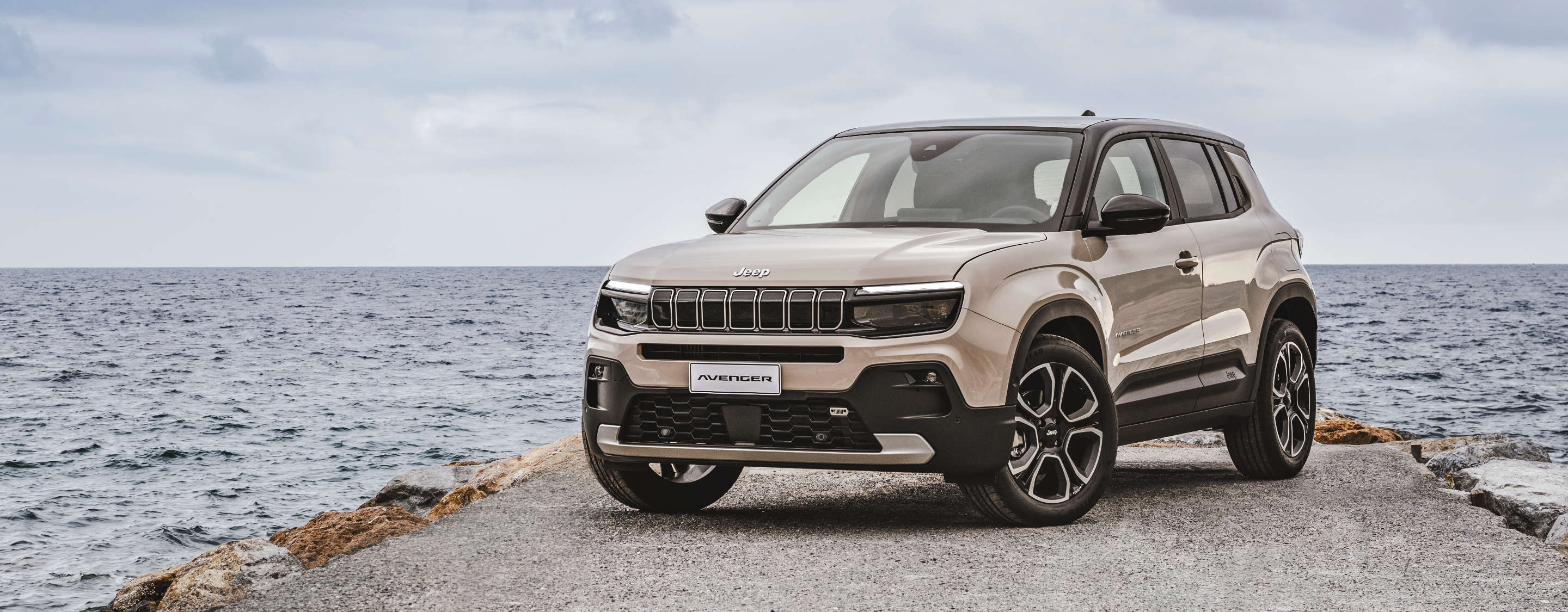Jeep Avenger e-Hybrid, вигляд спереду з лівого боку