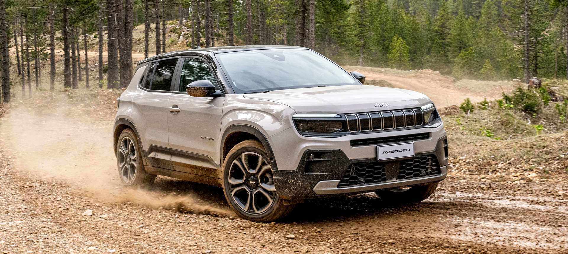 Jeep Avenger e-Hybrid на лісовій дорозі