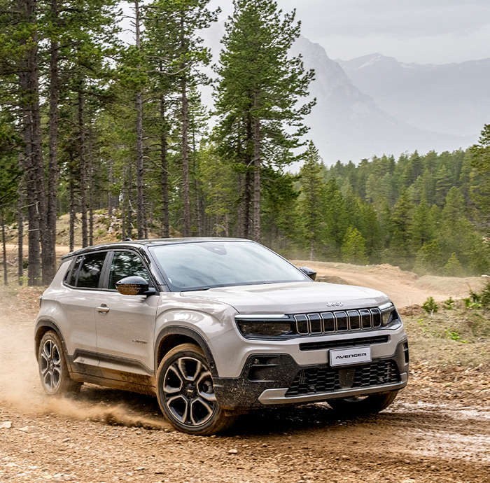 Jeep Avenger e-Hybrid на лісовій дорозі