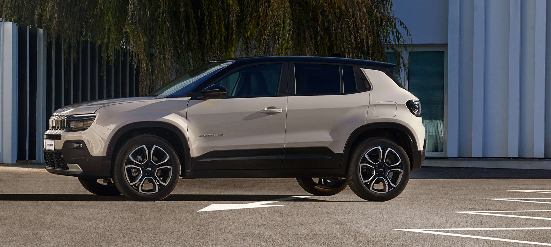 Jeep Avenger e-Hybrid на стоянці у місті