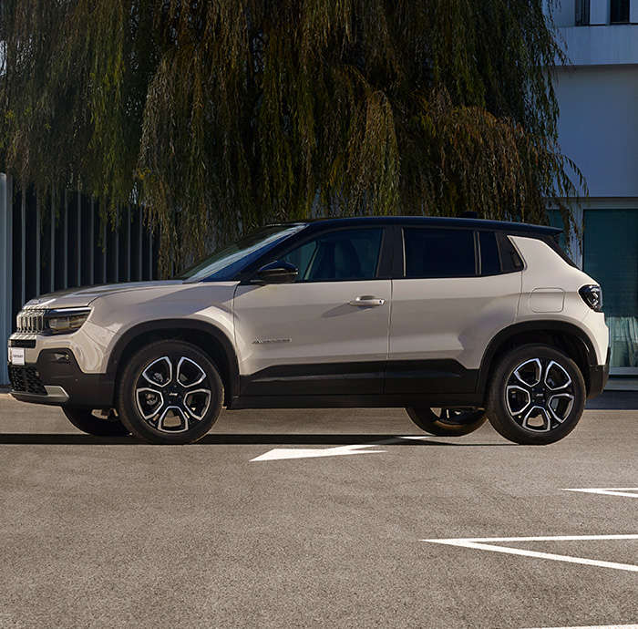 Jeep Avenger e-Hybrid на стоянці у місті