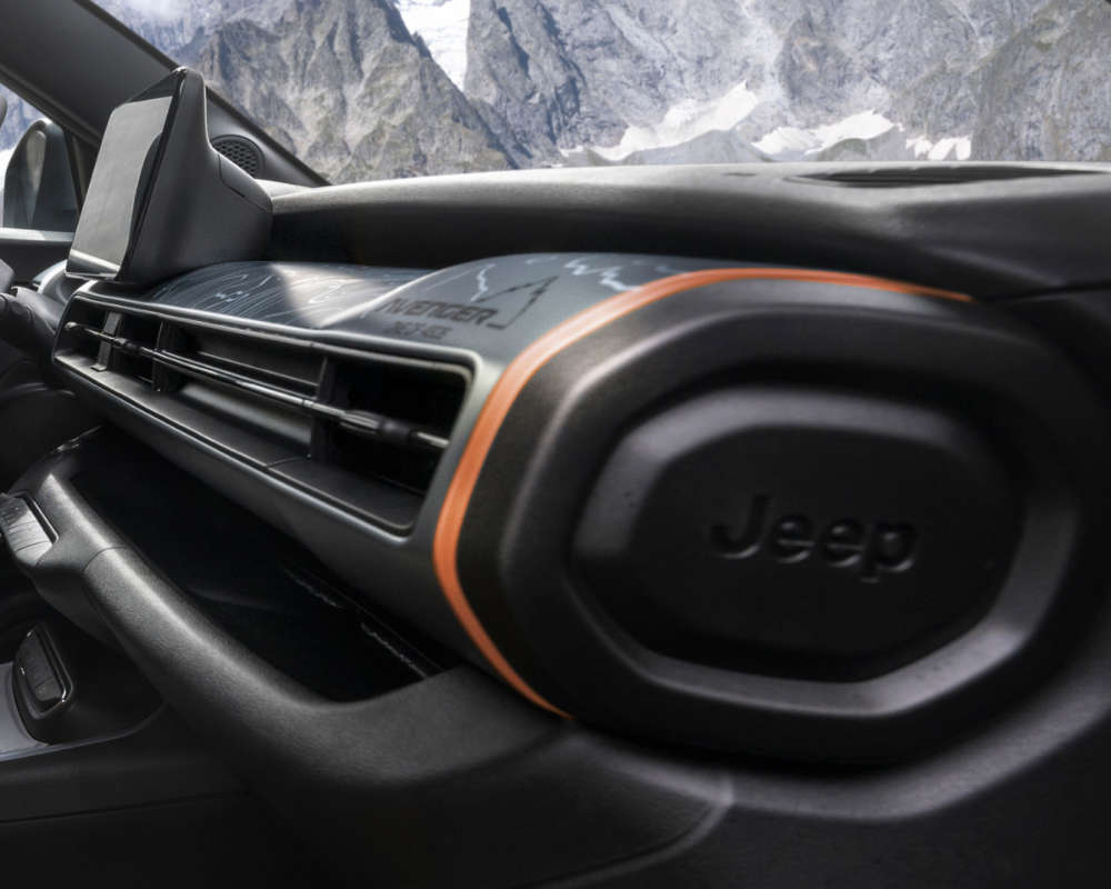 Інтерʼєр салону Jeep Avenger 4xe The North Face, фонова підсвітка