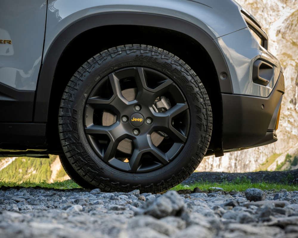 Jeep Avenger 4xe The North Face, легкосплавний диск чорного кольору