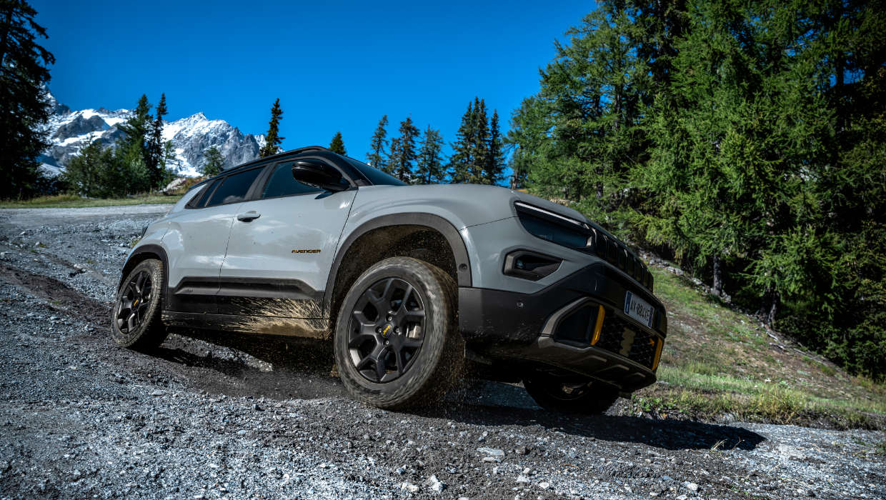 Jeep Avenger 4xe The North Face на слизькій дорозі в горах