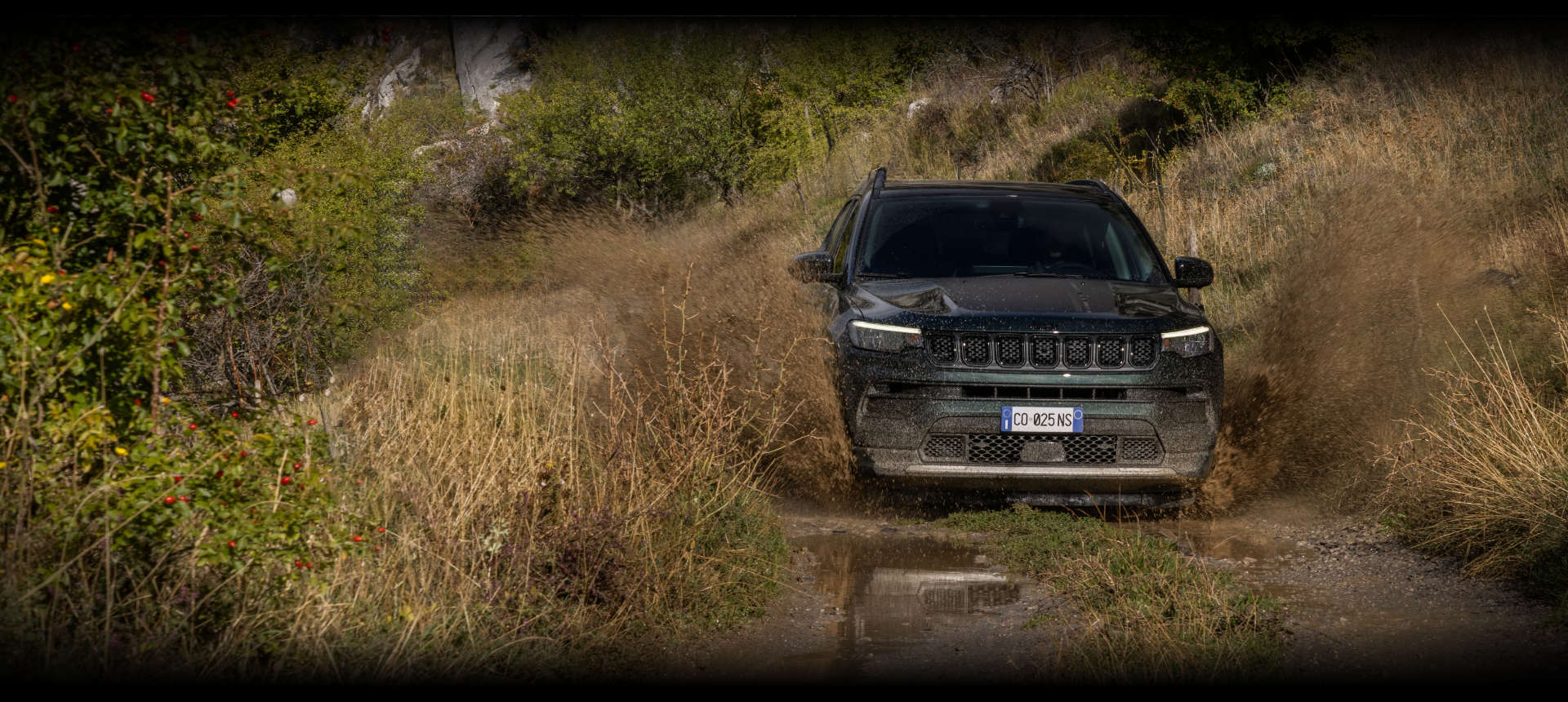 Jeep Compass North Star, вигляд спереду на дорозі в горах