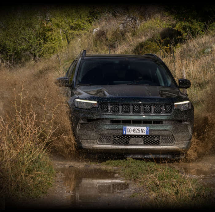 Jeep Compass North Star, вигляд спереду на дорозі в горах