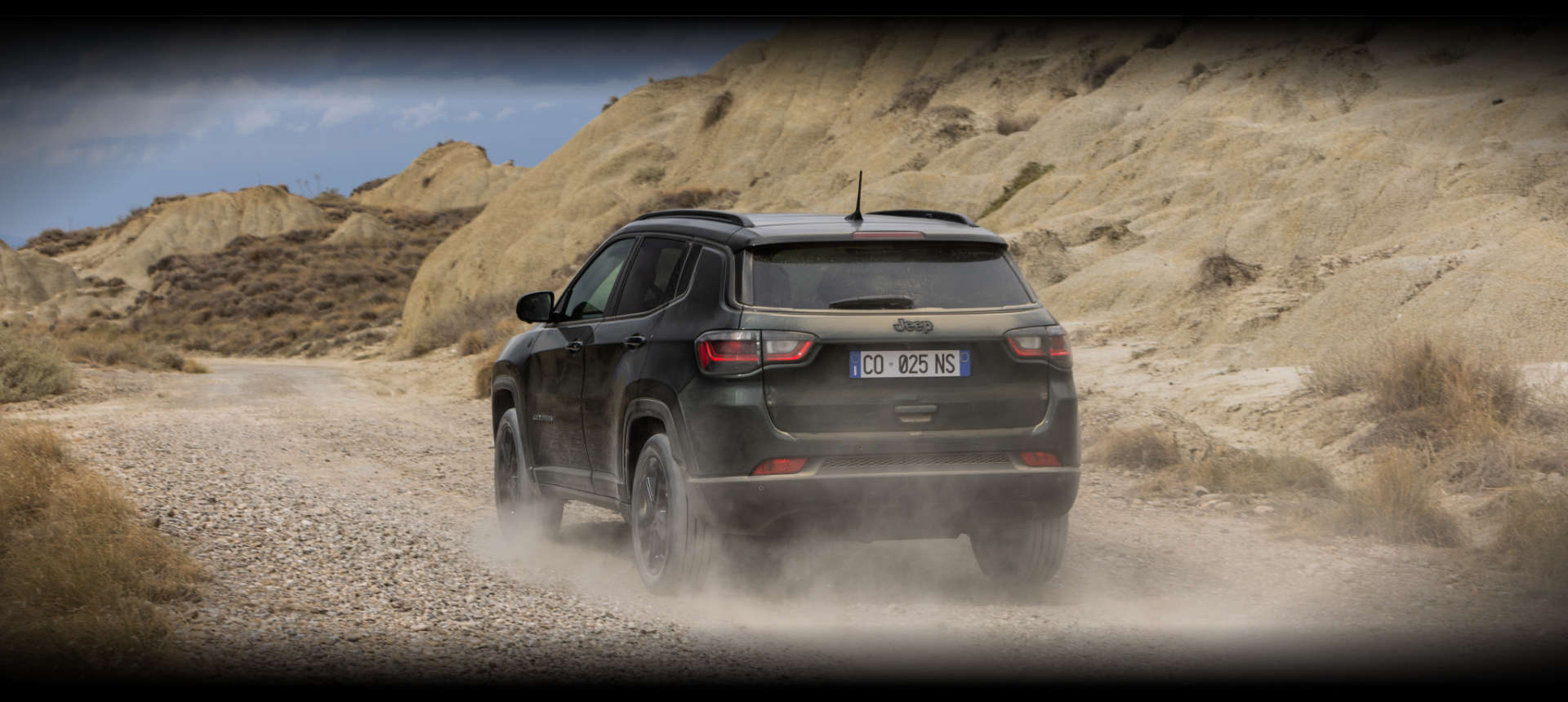 Jeep Compass North Star, вигляд ззаду з лівого боку на дорозі в горах