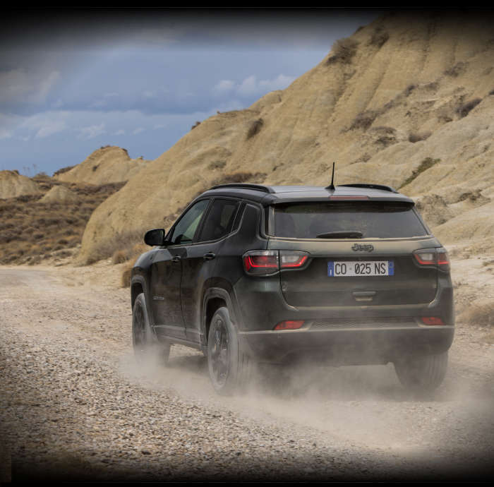 Jeep Compass North Star, вигляд ззаду з лівого боку на дорозі в горах