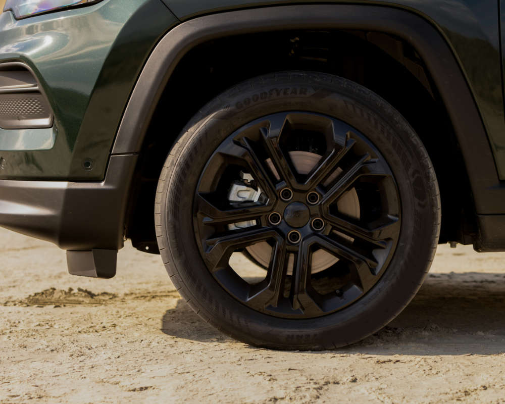 Jeep Compass North Star, чорні легкосплавні колісні диски
