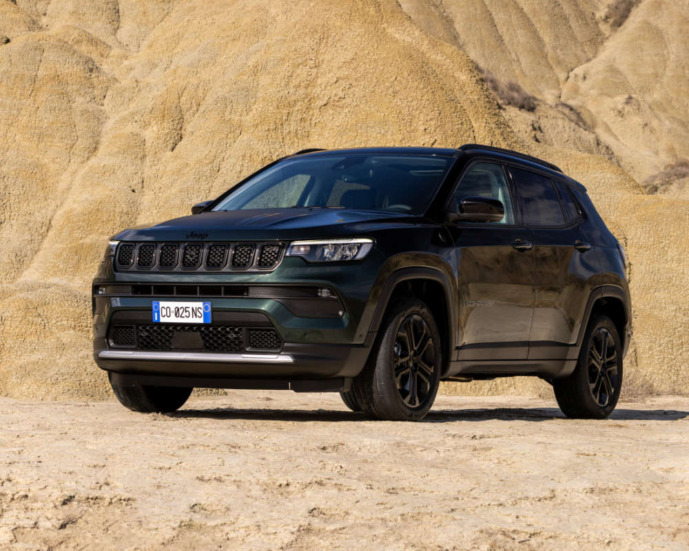 Jeep Compass North Star, вигляд спереду з лівого боку на фоні жовтих гір