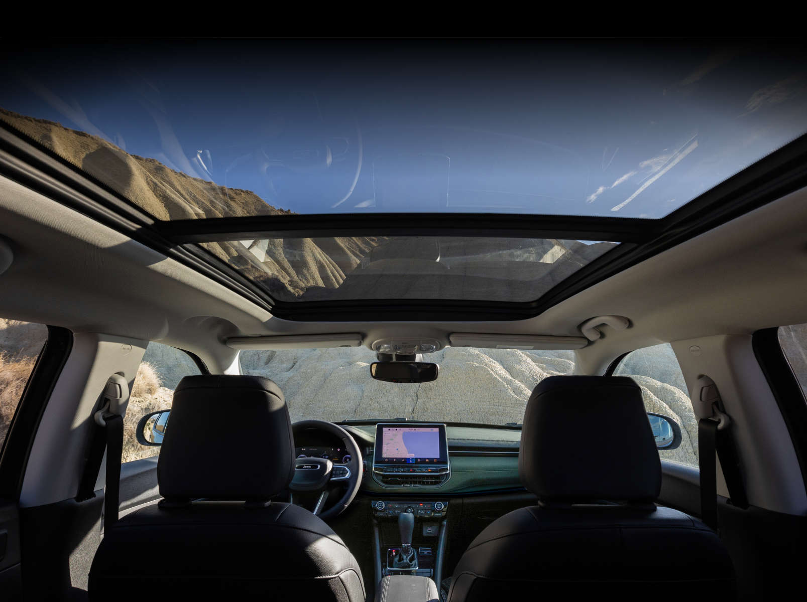 Двосекційний панорамний дах у салоні Jeep Compass North Star
