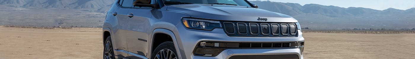 Jeep Compass, вигляд спереду на фоні гір