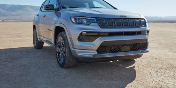 Jeep Compass, вигляд спереду на фоні гір