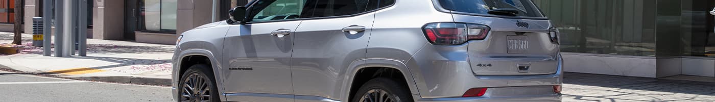 Jeep Compass, вигляд з лівого боку на вулиці