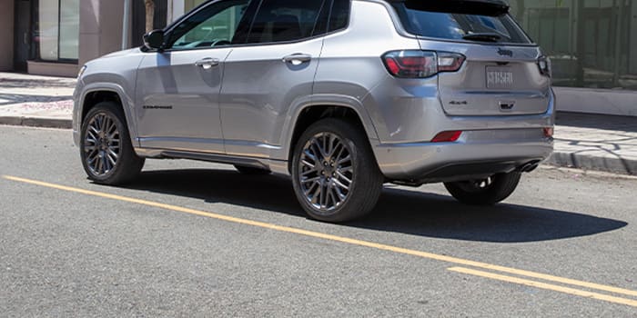 Jeep Compass, вигляд з лівого боку на вулиці