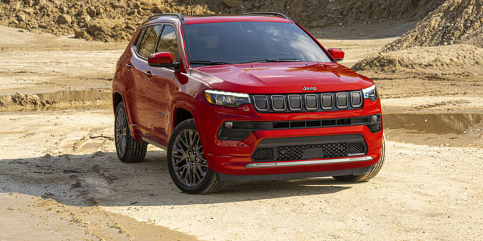 Jeep Compass, червоний колір, у кар’єрі