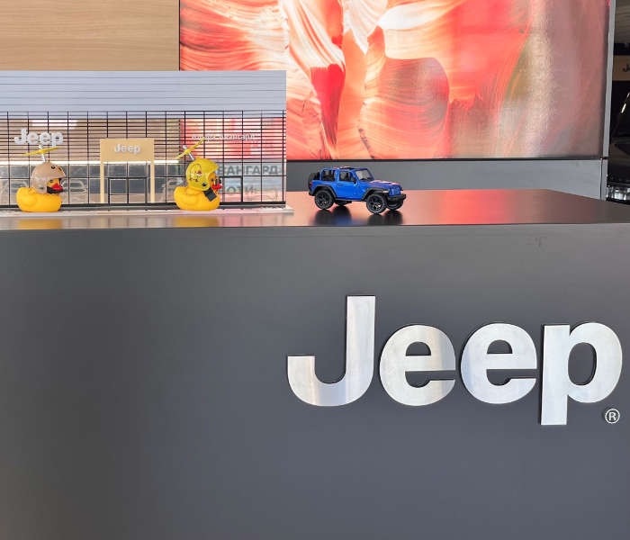 Стійка адміністратора у салоні Jeep Альфа Авангард